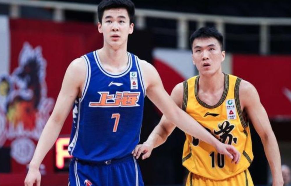 第93分钟，马丁内斯为阿根廷国家队队友加纳乔压腿。